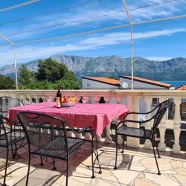 House Karmela, hotel a Sućuraj