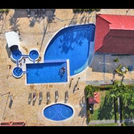 Villa Paraíso, newly renovated,2 bdrm, 2 bath, pool,jacuzzi,close to beach