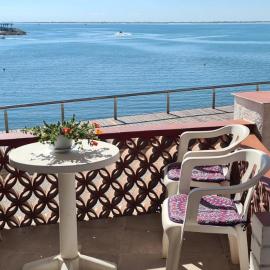 Apt primera línea de mar, готель у місті Л'Амполя