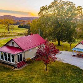 4K Ranch - 10 acre property & home near Hermann، فندق في New Florence