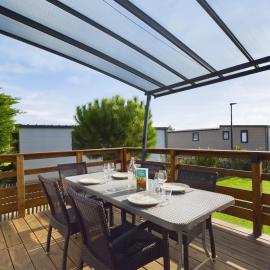 Beau Chalet pour 4 pers - Accès piscine chauffée, hotel in Bretignolles-sur-Mer