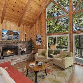 Cozy Escape- Walking Distance to Village!