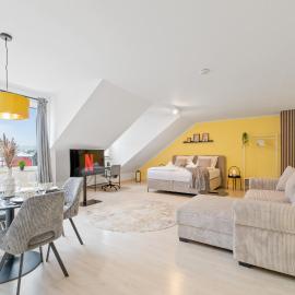 Kingsize Bett, Balkon, Arbeitsplatz, Netflix