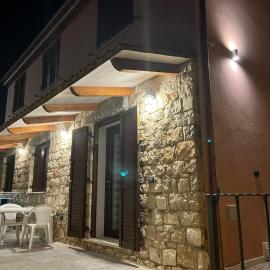 House in Sardegna, khách sạn ở Triei