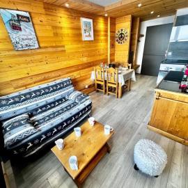Chalet apartment with ski and spa at foot for 4 people, hotel i Les Bruyères