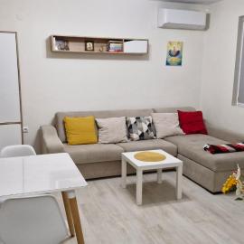 Positive Apartment - Слънчев уют и голяма веранда в сърцето на Петрич, hotel di Petrich
