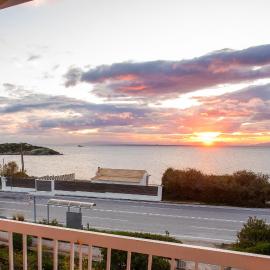 Breathtaking Sea View by the beach, hotel v destinaci Anavissos