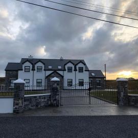 Belmullet 4BR full house near town centre, hotel u gradu Tallagh