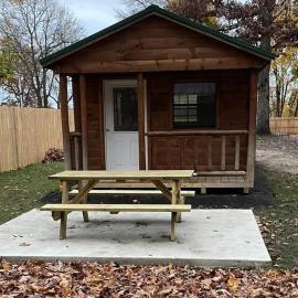 Sister Lakes Glamping Cabin at Wonder Woods #2, hotel in Dowagiac