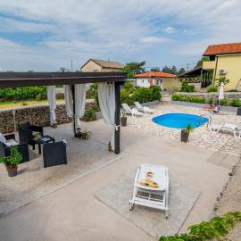 Family-friendly apartments with swimming pool Krasica, Rijeka - 18059, hotel u gradu Krasica