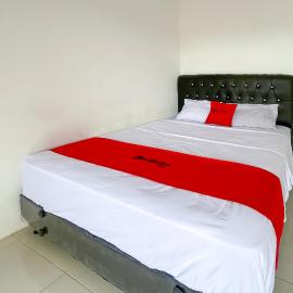 RedDoorz Plus at Erbysa 4 Pantai Sayang Heulang Pamengpeuk Garut, ξενοδοχείο σε Cilauteureun
