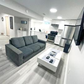 Hamilton Chic Retreat - Cozy Winter Getaway