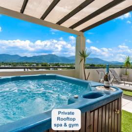 Cairns Penthouse - Private Rooftop Outdoor Gym, Spa & TV Area with Sunset & Mountain Views, ξενοδοχείο στο Κερνς