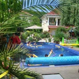 Holiday Vendégház és Szabadidőkert, hotel Járdánházán