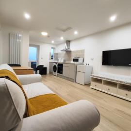 2 Bed Chippenham House with Parking, hotel u gradu Hardenhuish