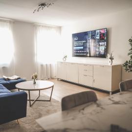 Designer Apartment in Sinsheim Erstbezug 75 TV mit Netflix und offene Küche WeHome Premium, hotell i Sinsheim