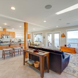 Ocean Views & Beach Access at Cottage on Birch Bay, hotel in Blaine