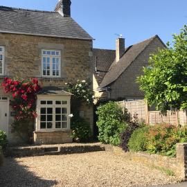 Spring Cottage 3 bedrooms in the heart of Bourton on the Water Village!