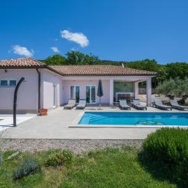 Villa Tomicich for 6 people with private pool & sea view - only 3 km from beach, hotel u gradu Viskovići