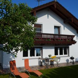 Ferienhaus Antdorfer Gartenglück、Antdorfのホテル