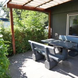 "Goldenes Haus am See mit Boot"
