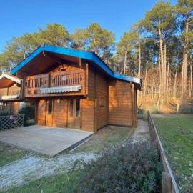 Chalet en bois, hotel in Bias