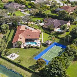 Spacious home wpool tennis court, hotel Sunrise-ban