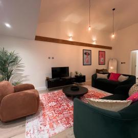 Moonlight Lodge - 4 bedroom Barn with Hot Tub!, hotel in Godstone