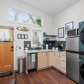 The Acorn - Tiny House in HISTORIC OAKWOOD, hotel u gradu Rali
