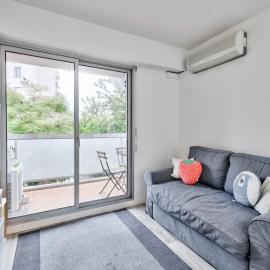 Flat with balcony 15min from Promenade des Anglais, viešbutis Nicoje
