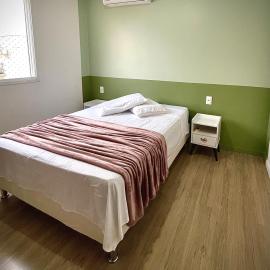 Ap de 2 quartos com AR, wifi e garagem - Bairro tranquilo, hotel a Santo Ângelo