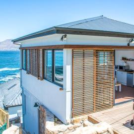 Modern Beach Apartment, Hotel in Kalk Bay