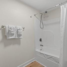 TreeHouse Lodge Walk to Beach Pet-Friendly 101، فندق في ميرتل بيتش