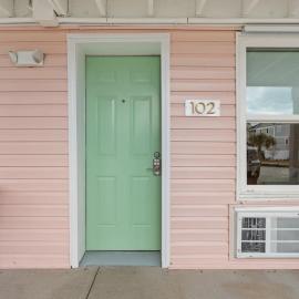 TreeHouse Lodge Walk to Beach Pet-Friendly 102
