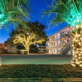 TreeHouse Lodge Walk to Beach Pet-Friendly 104 – hotel w mieście Myrtle Beach