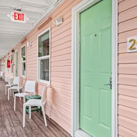 TreeHouse Lodge Walk to Beach Pet-Friendly 204