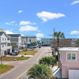 TreeHouse Lodge Walk to Beach Pet-Friendly 302 – hotel w mieście Myrtle Beach
