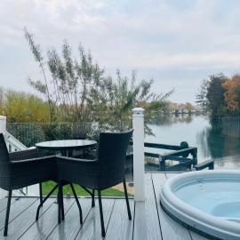Lakeside Bliss with Fishing Peg and Hot Tub, Hotel in Tattershall