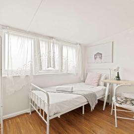 Pleasant Single Room - Prime Location in Carlton with Dining Next Door - Shared Bathroom