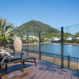 Lake House, stroll to beach & cafes- Pets Welcome
