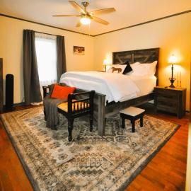 Country Feel with Downtown Convenience - WiFi - 10 Min to Red River Gorge & Natural Bridge، فندق في Stanton