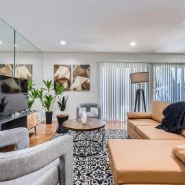 Your Walkable King Bed Getaway - Sleeps 4 - Pool Pkg
