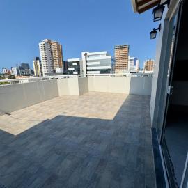 Cobertura duplex 3 quartos, centro, terraço e churrasqueira, ideal para família, acesso por escadas, hotel in Torres