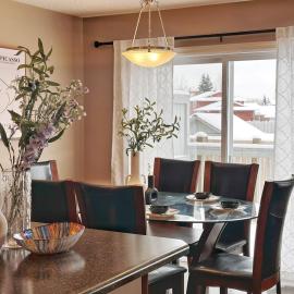 Entire Beautiful and Cozy Home، فندق في إيدمونتون