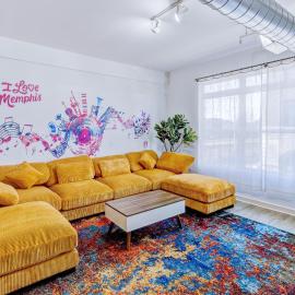 NEW Modern Spacious Loft in Downtown with free parking, מלון בממפיס