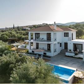 Beautiful house with pool & view、Falánthiのホテル