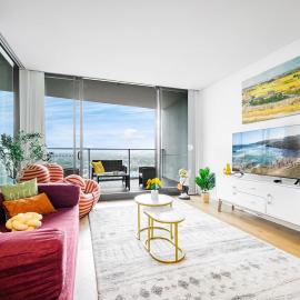 Luxury 2Br Apt Near Train Shopping Center