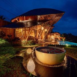 CR Tris Casa De Bambú - Bamboo House Bali, hotel v destinaci Selat
