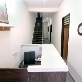 Bhumika Dham , NEAR PREM MANDIR: Chhatikara şehrinde bir otel