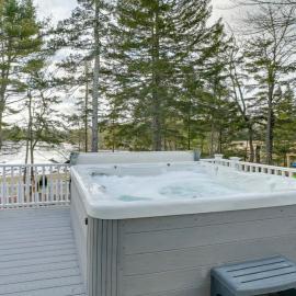 5BR Waterfront Hot Tub Kids Playscape Pets Family Compound!: Gouldsboro şehrinde bir otel